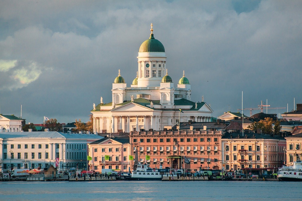 Vue panoramique sur la cathédrale d’Helsinki et la place du Sénat baignée de lumière